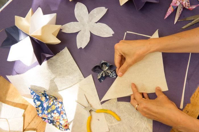 confection origami fleur jaune blanc violet 