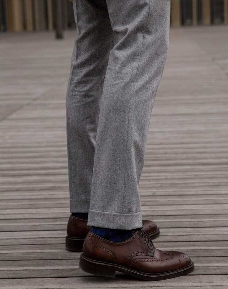 chaussure marron pantalon gris