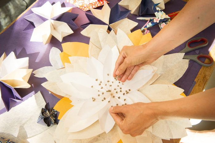 origami fleur blanche jaune violet ciseaux 