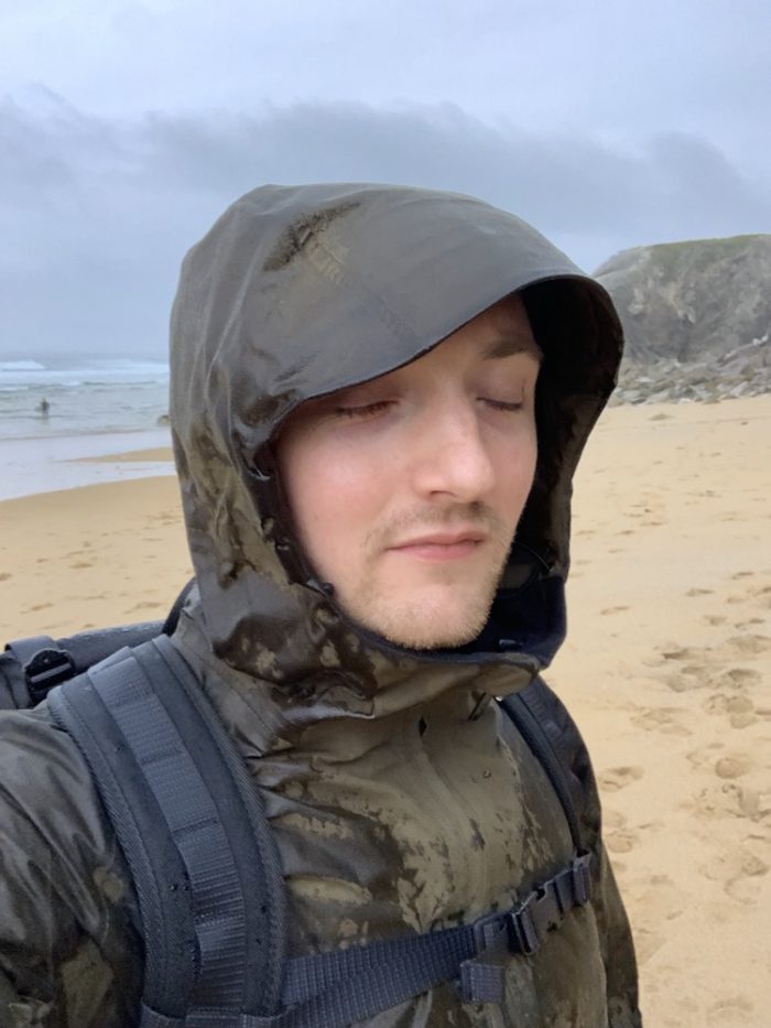 homme capuche veste pluie plage
