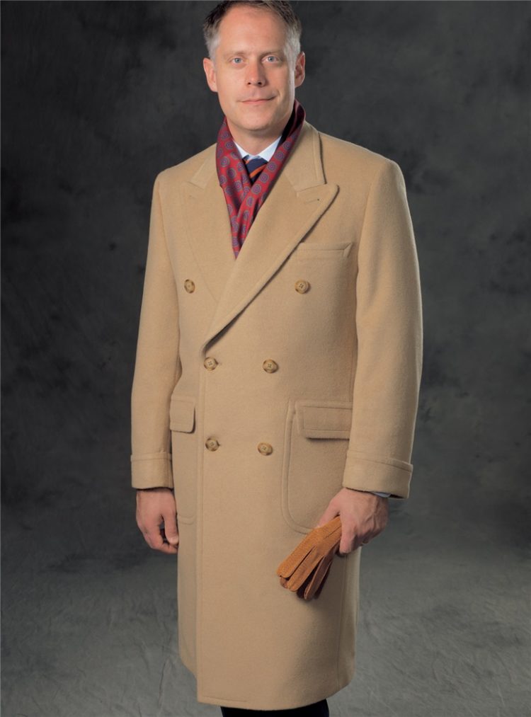 polo coat Ben Silver classique en laine de chameau, porté par un mannequin au cheveux poivre et sel