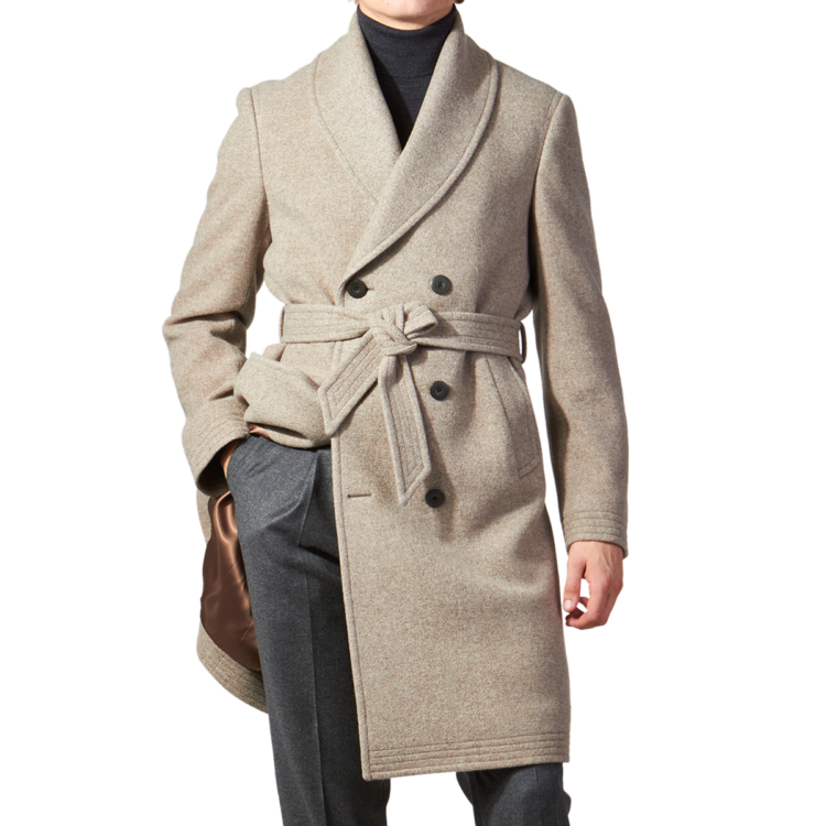 manteau lardini grège ceinturé à col châle, porté avec un col roulé et un pantalon anthracite