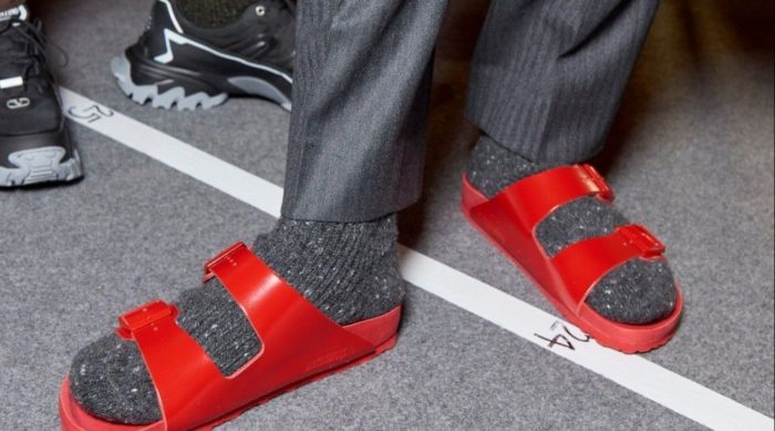 Sandales rouge et pantalon gris
