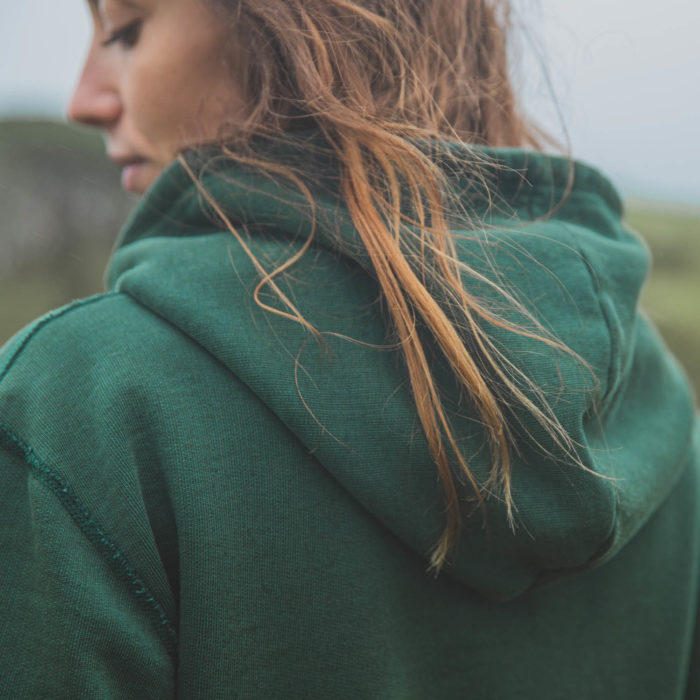 femme cheveux longs hoodie vert
