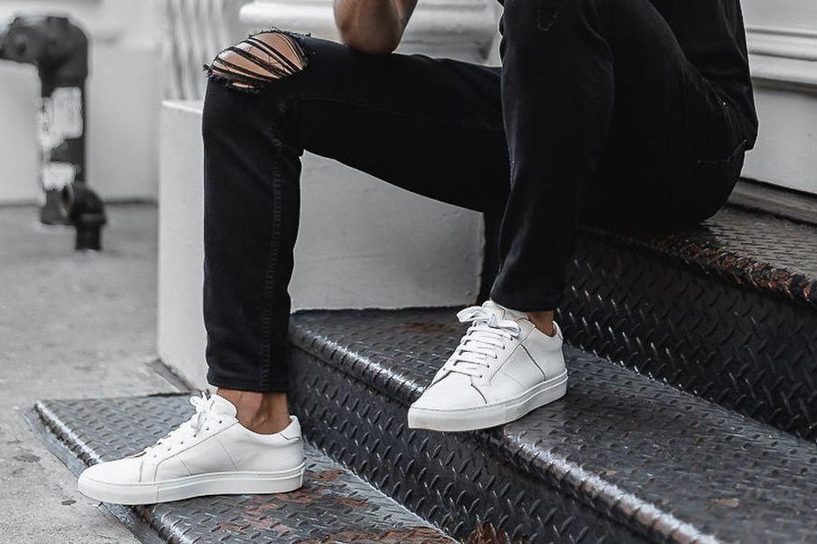 sneakers blanches et jean noir, contraste