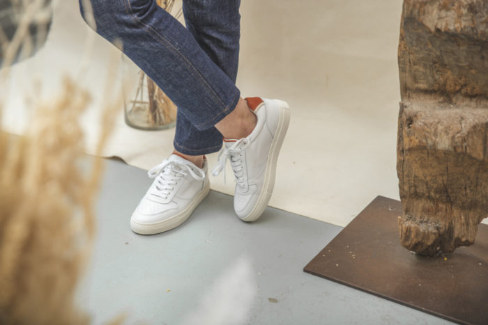 femme sneaker blanche jean bleu 
