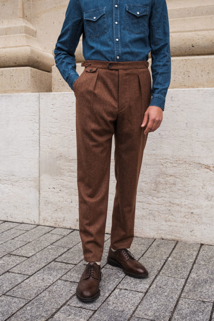 look pantalon rouille chemise bleu derby marron