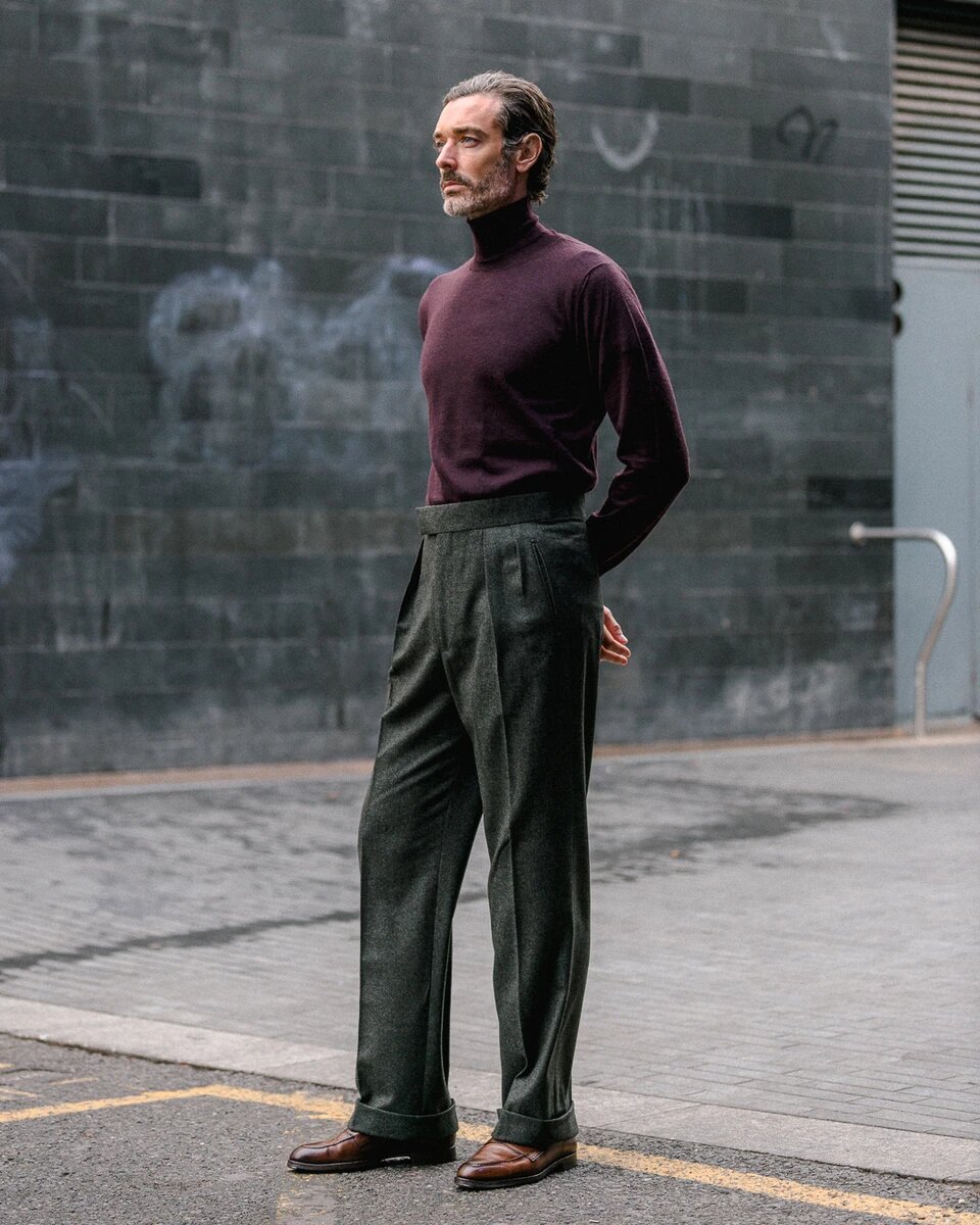 richard biedul portant un pantalon gris anthractie de chez edward sexton